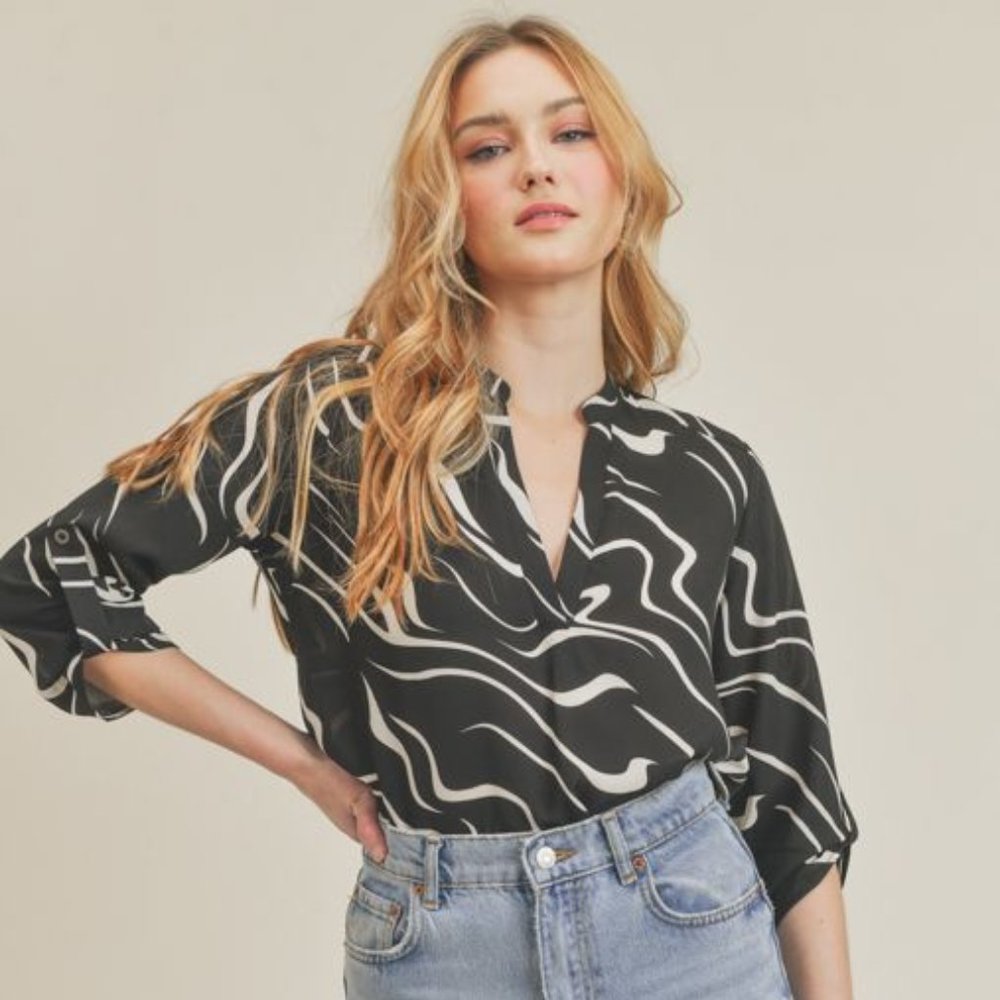 ⚡FINAL SALE! Black and White Wave Print Blouse